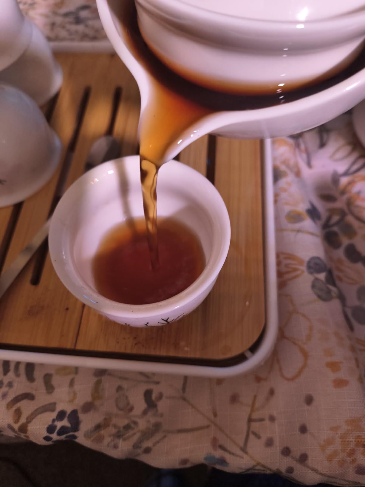 LURRIER Service à thé chinois Gongfu en porcelaine, théière portable avec rotation à 360° et infuseur, sac cadeau portable tout-en-un pour voyage, maison, cadeau, extérieur et bureau (bleu floral)