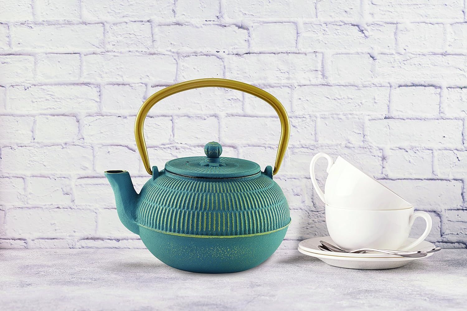 Beka Yuan théière en fonte japonaise 0,9 L - Théière avec infuseur en inox, anse rabattable et bec veseur anti-goutte - Bouilloire compatible avec tous feux - Théière orientale bleue