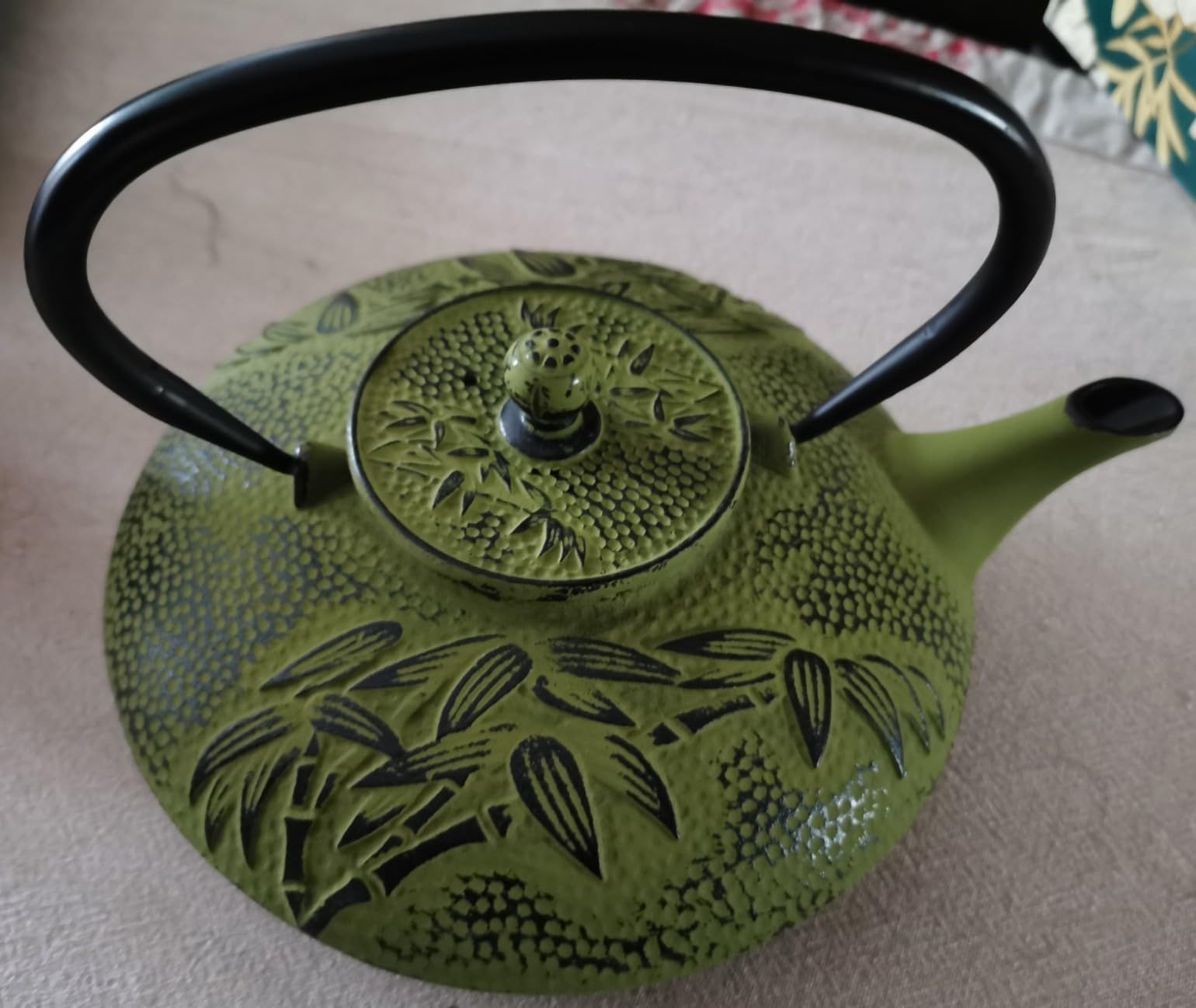 lachineuse - Théière Japonaise en Fonte - Carpes Koï - Avec Filtre Infuseur - Capacité 0,8L - Décoration Japonaise Asiatique - Théière Traditionnelle Nipponne - Service du Thé - Coloris Gris & Rouge