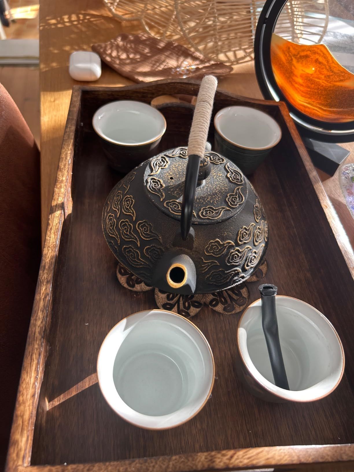 Théière en fonte japonaise à motif de sakura en émail, 950 ml, avec infuseur pour thé en feuille et café, poignée en silicone, sûre pour la cuisinière, 32 oz bleu