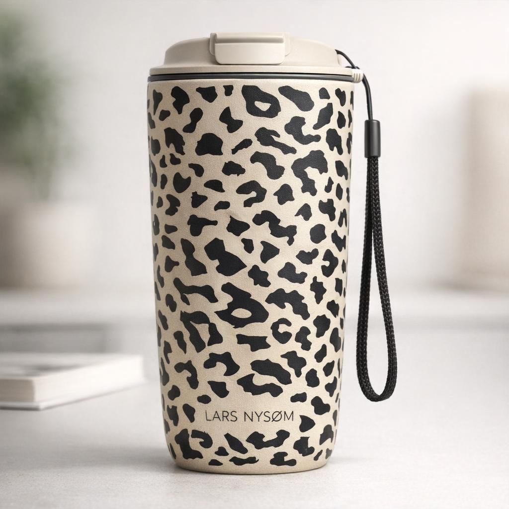LARS NYSØM Mug Isotherme Cafe to-go avec sangle et couvercle en tritan 500ml | Tasse de voyage 0.5 L avec isolation | Tasse thermique avec design à motif en acier inoxydable (Beige/Leopard/Black)