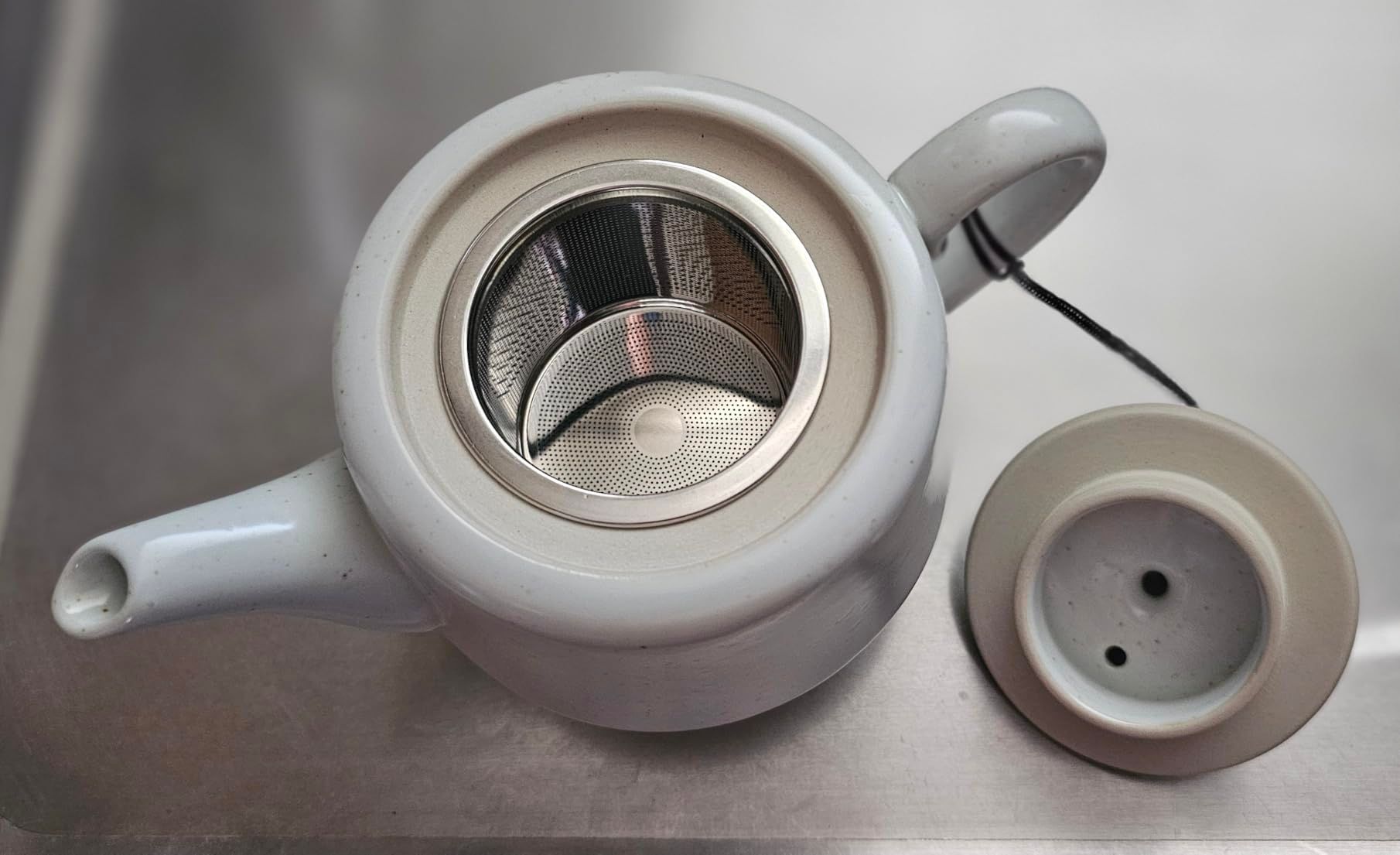 Théière en céramique de style rural avec infuseur en acier inoxydable 473,6 g – Théière en porcelaine fleurie et feuilles mobiles (vert)