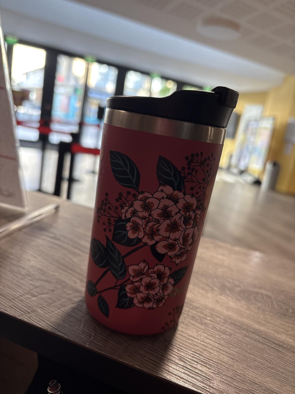 QWETCH - Travel Mug Isotherme - Anémones 470ml - Thermo Café & Thé en Inox - 6h Chaud et 12h Froid - Étanche, Mug de voyage