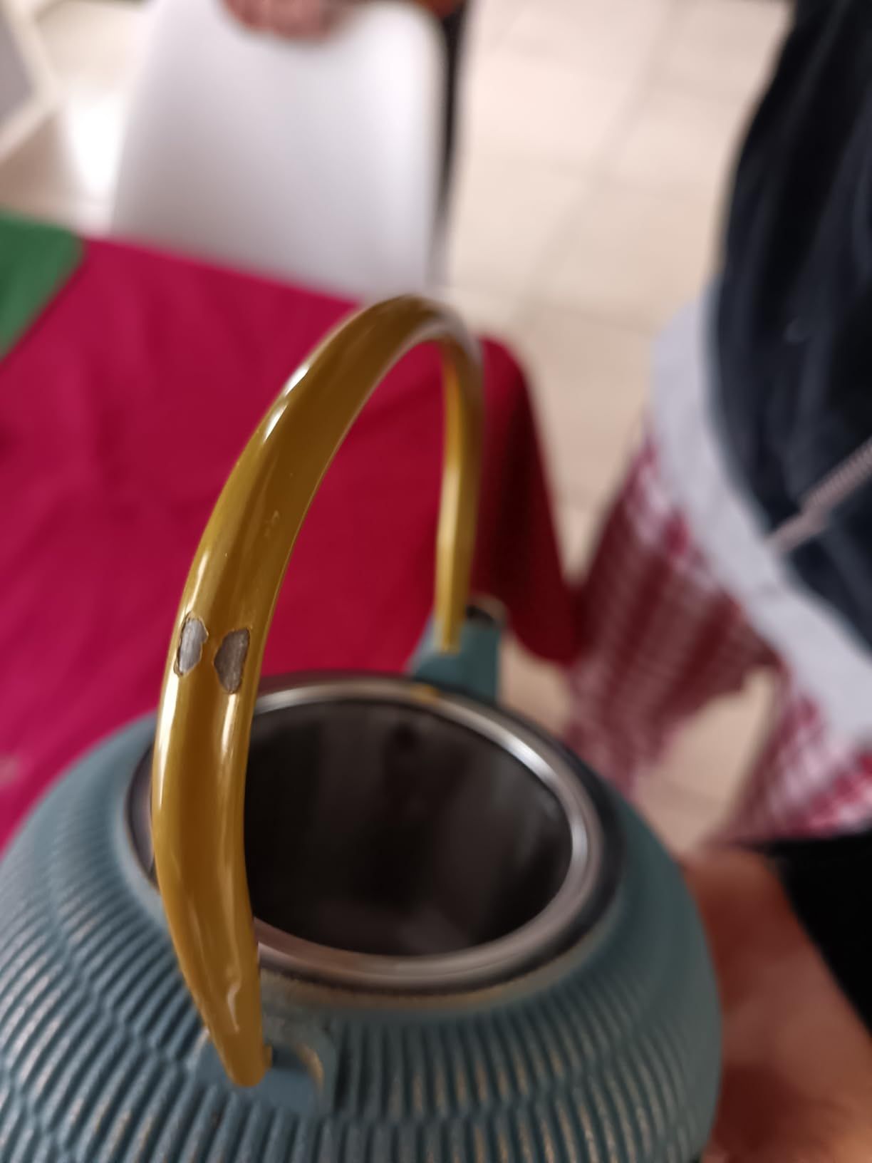 Beka Yuan théière en fonte japonaise 0,9 L - Théière avec infuseur en inox, anse rabattable et bec veseur anti-goutte - Bouilloire compatible avec tous feux - Théière orientale bleue