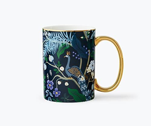 RIFLE PAPER CO. Tasse en porcelaine paon – Tasse en porcelaine de 473,6 g, illustration en couleur avec accents dorés métalliques, 11,4 cm (L) x 7,9 cm (l), bleu nuit profond avec bord et poignée