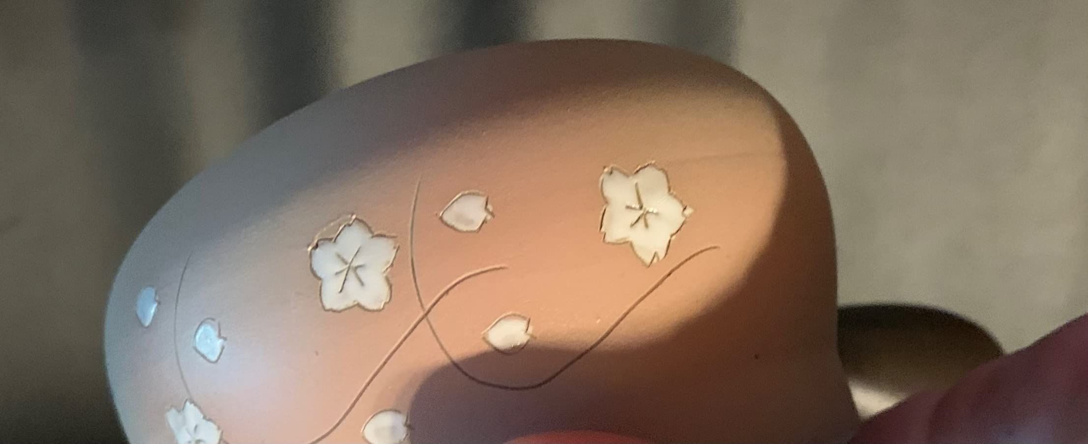 Japanese Green Tea Co. Théière japonaise en argile rouge pour thé vert (255 g) – Théière traditionnelle en argile fabriquée en Tokoname avec motif floral – Système de maille fine pour thé Fukamushi à