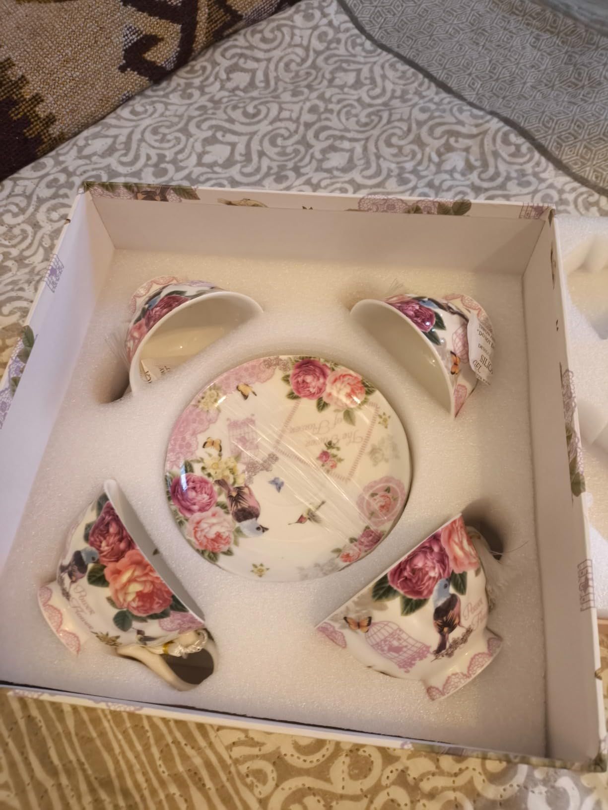 London Boutique Lot de 4 Tasses à thé et soucoupes en Porcelaine Vintage Motif Oiseaux et Papillons Bleu Rose