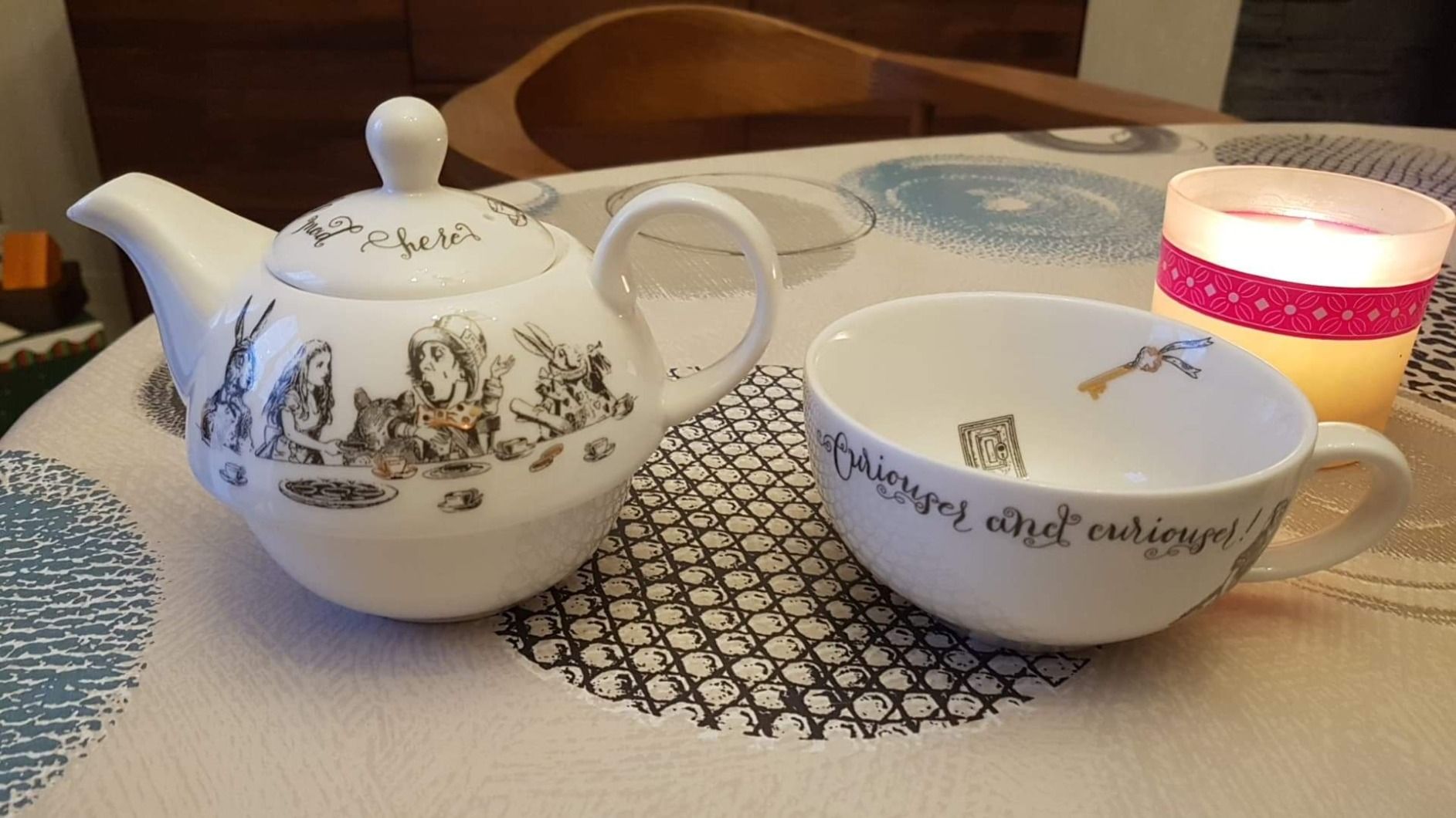 V&A Alice Au Pays Des Merveilles Théière Et Tasse Pour 1 Dans Un Coffret Cadeau, Service À Thé En Porcelaine Fine, Blanc, 250 Ml