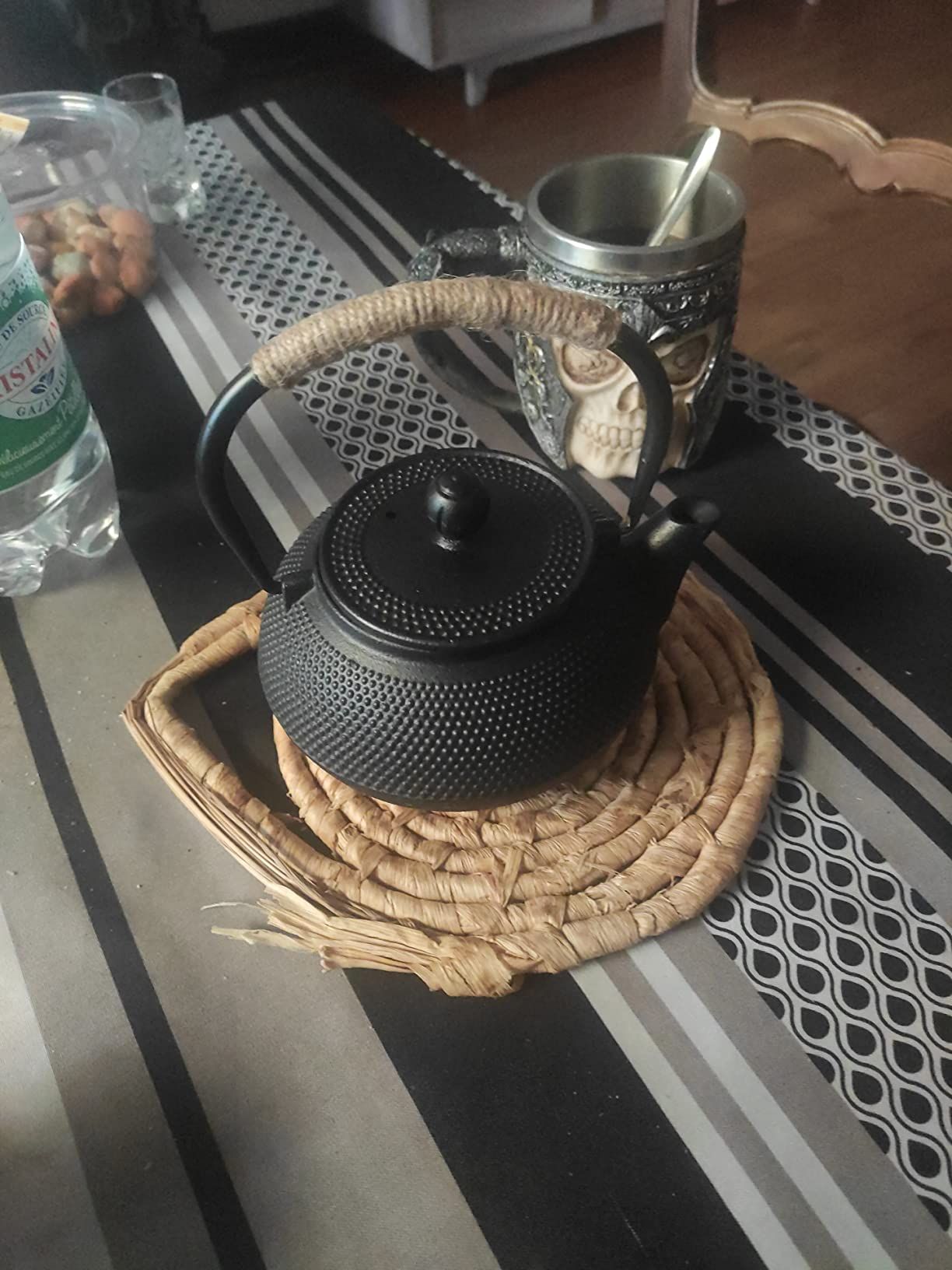 Théière en Fonte avec Infuser, 600ml Théière Induction pour Thé Noir, Bouilloire à Thé pour Les Amateurs de Thé, Noir