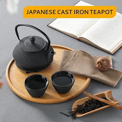 Set Théière Japonaise en Fonte Velaze 700ml – Intérieur Émaillé avec Infuseur Inox, 2 Tasses et Dessous de Plat – Compatible Induction – Noir Traditionnel