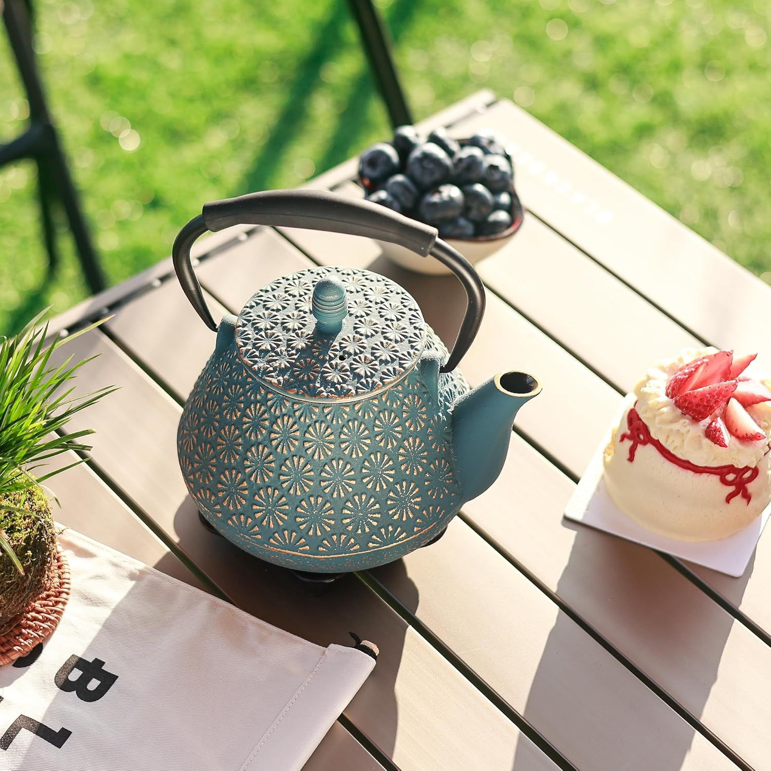 Théière en fonte japonaise à motif de sakura en émail, 950 ml, avec infuseur pour thé en feuille et café, poignée en silicone, sûre pour la cuisinière, 32 oz bleu