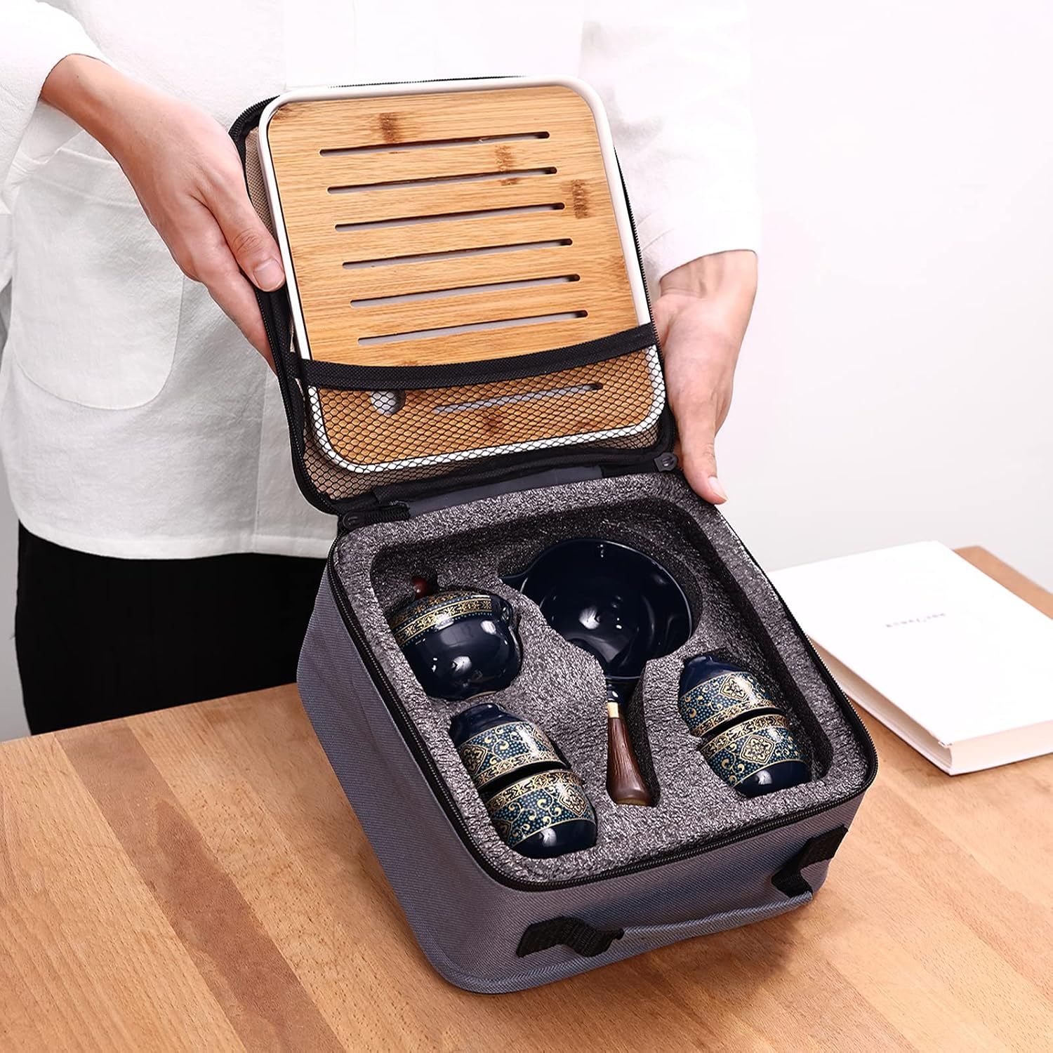 LURRIER Service à thé chinois Gongfu en porcelaine, théière portable avec rotation à 360° et infuseur, sac cadeau portable tout-en-un pour voyage, maison, cadeau, extérieur et bureau (bleu floral)