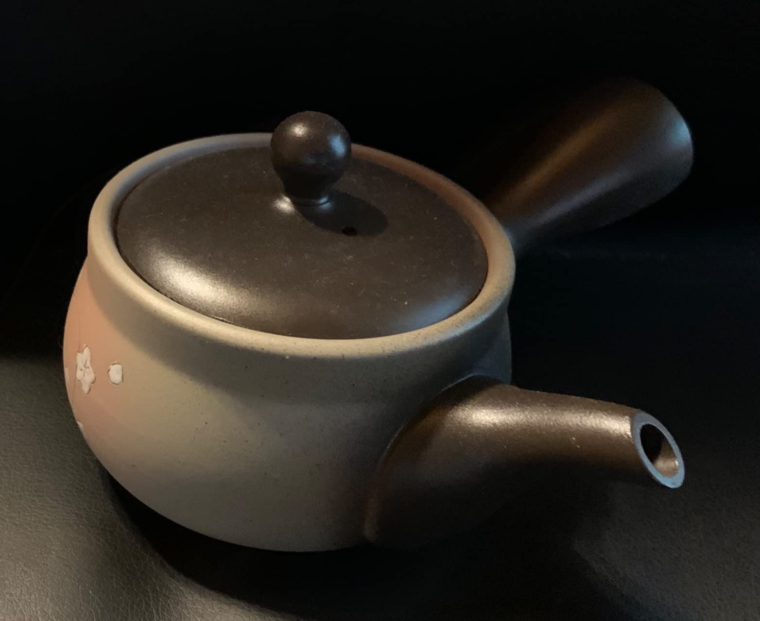 Japanese Green Tea Co. Théière japonaise en argile rouge pour thé vert (255 g) – Théière traditionnelle en argile fabriquée en Tokoname avec motif floral – Système de maille fine pour thé Fukamushi à