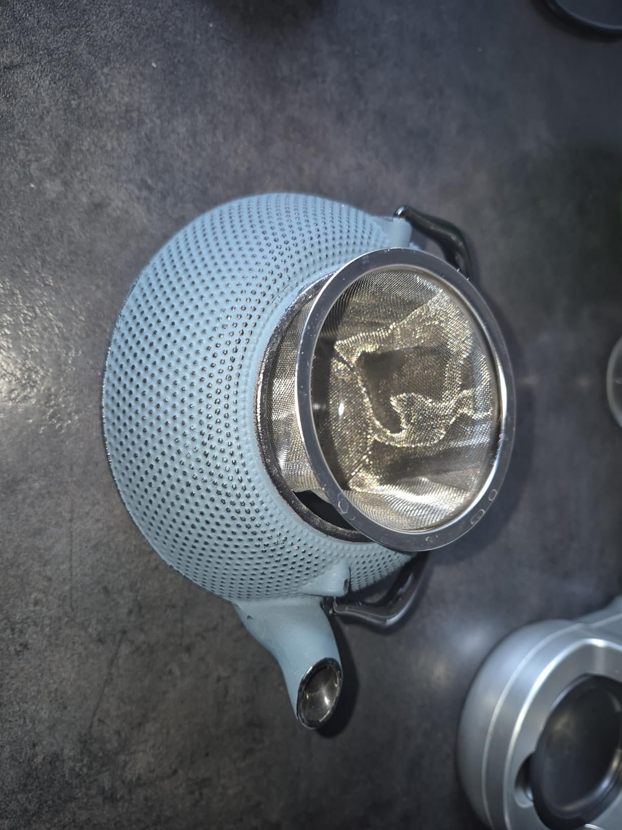 Arare THEIERE en Fonte 1,1 Litre | Théière en Fonte avec Infuseur | Entièrement émaillée de l'intérieur | Prépare Une Tasse de Thé Parfaite | Design Authentique Japonais à Picots | Arare Bleu