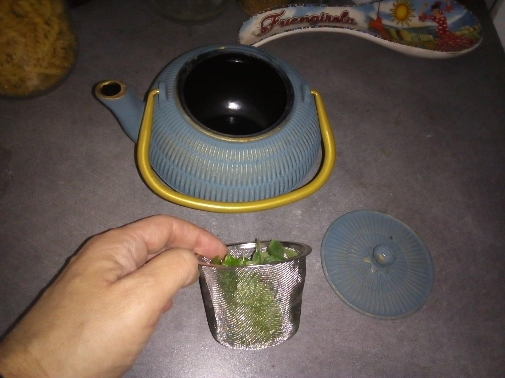 Beka Yuan théière en fonte japonaise 0,9 L - Théière avec infuseur en inox, anse rabattable et bec veseur anti-goutte - Bouilloire compatible avec tous feux - Théière orientale bleue