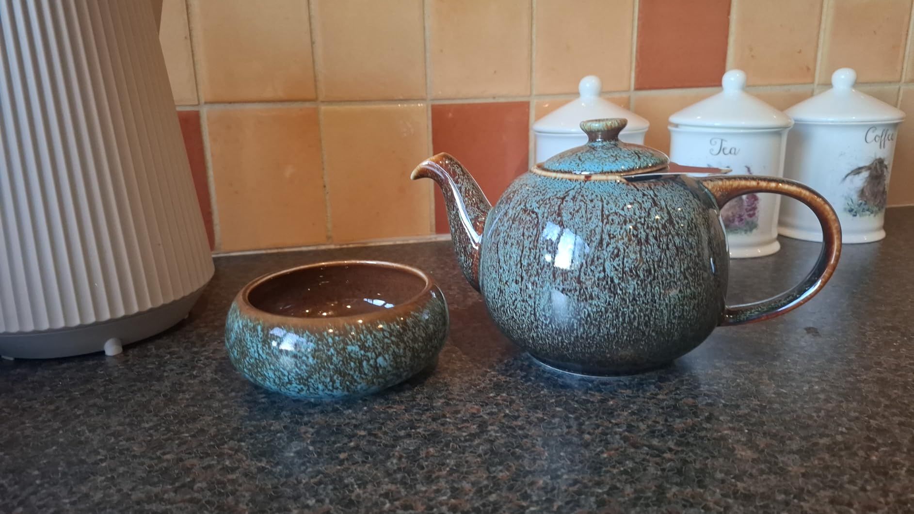 URBAN LIFESTYE Théière avec infuseur 1,1 L en porcelaine rouge Théière anti-goutte Infuseur intégré pour thé loose (Swansea)