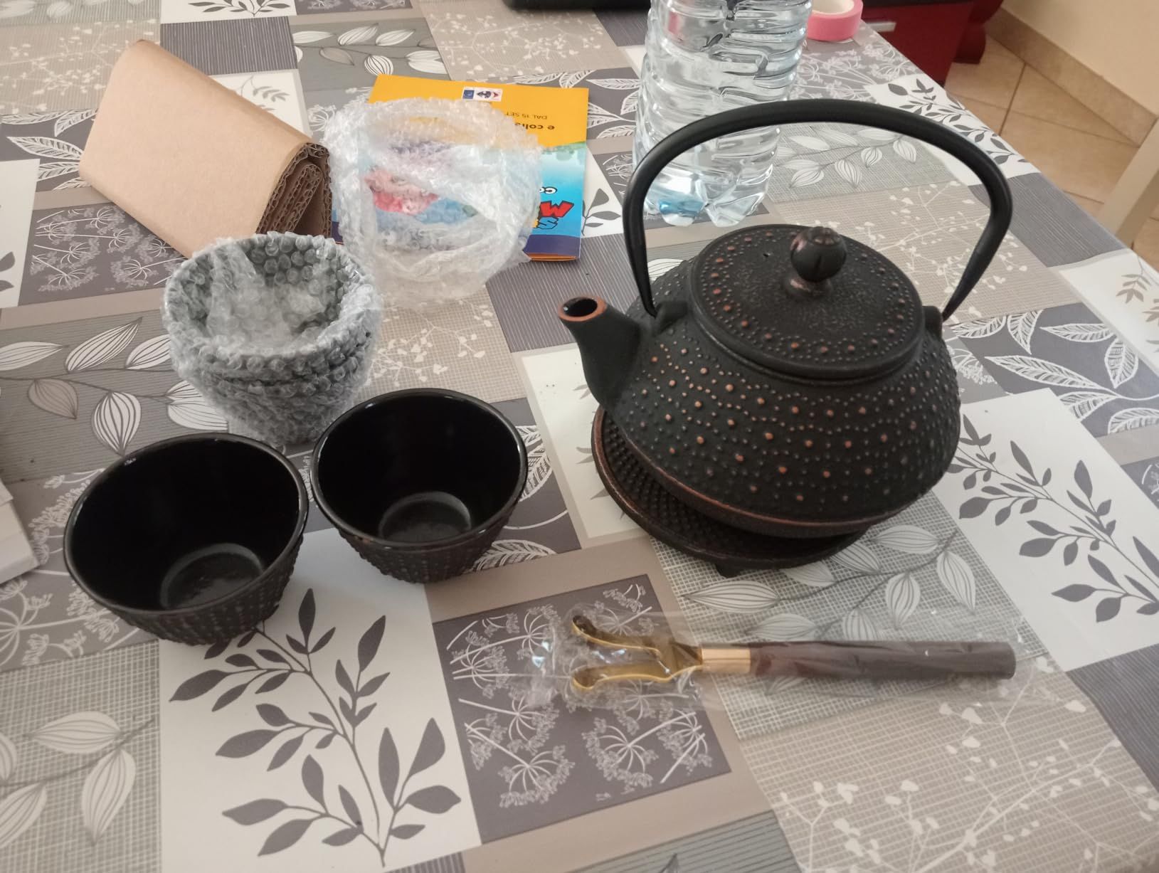 KADAX Théière Japonaise en Fonte de 850ml avec Intérieur Émaillé, Quatre Tasses et Infuseur pour Thé en Vrac, Service à Thé Traditionnel (Noir)