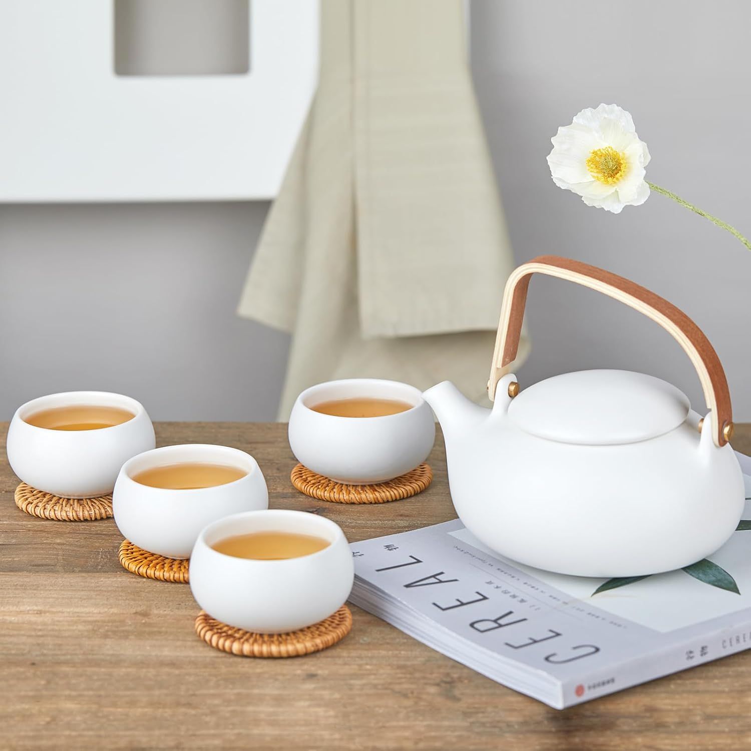 ZENS Theiere avec infuseur, Théière en japonaise avec 4 tasse pour le thé en vrac, blanc céramique Théière avec filtre en acier inoxydable 304 pour les fleurs Thé, manche en bois moderne