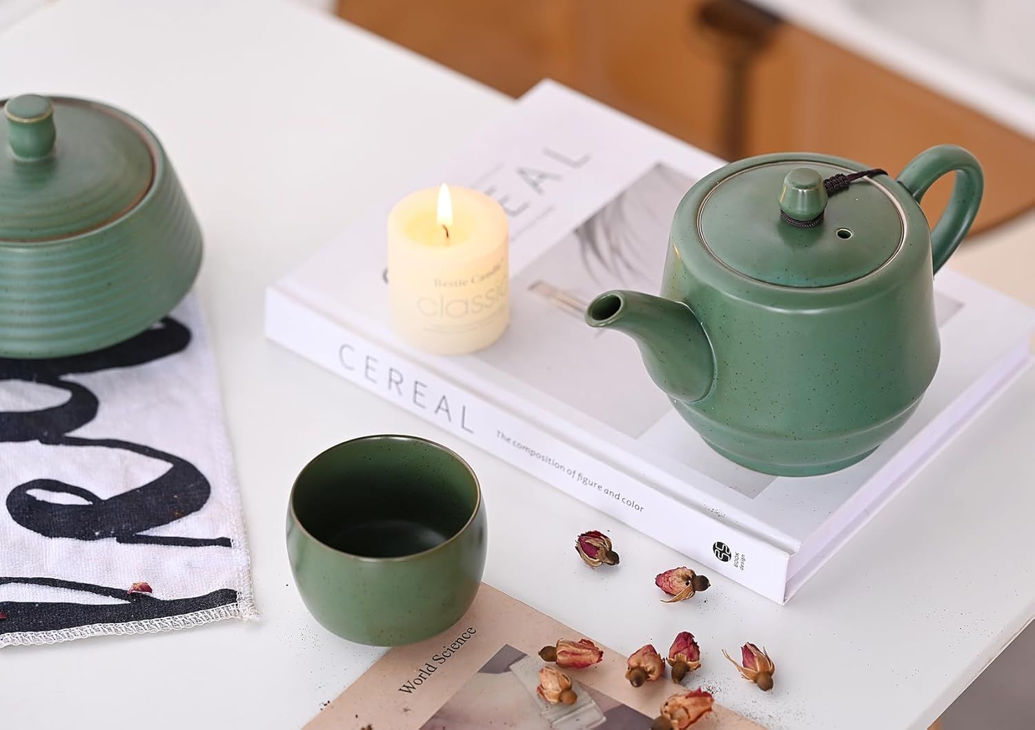 Théière en céramique de style rural avec infuseur en acier inoxydable 473,6 g – Théière en porcelaine fleurie et feuilles mobiles (vert)