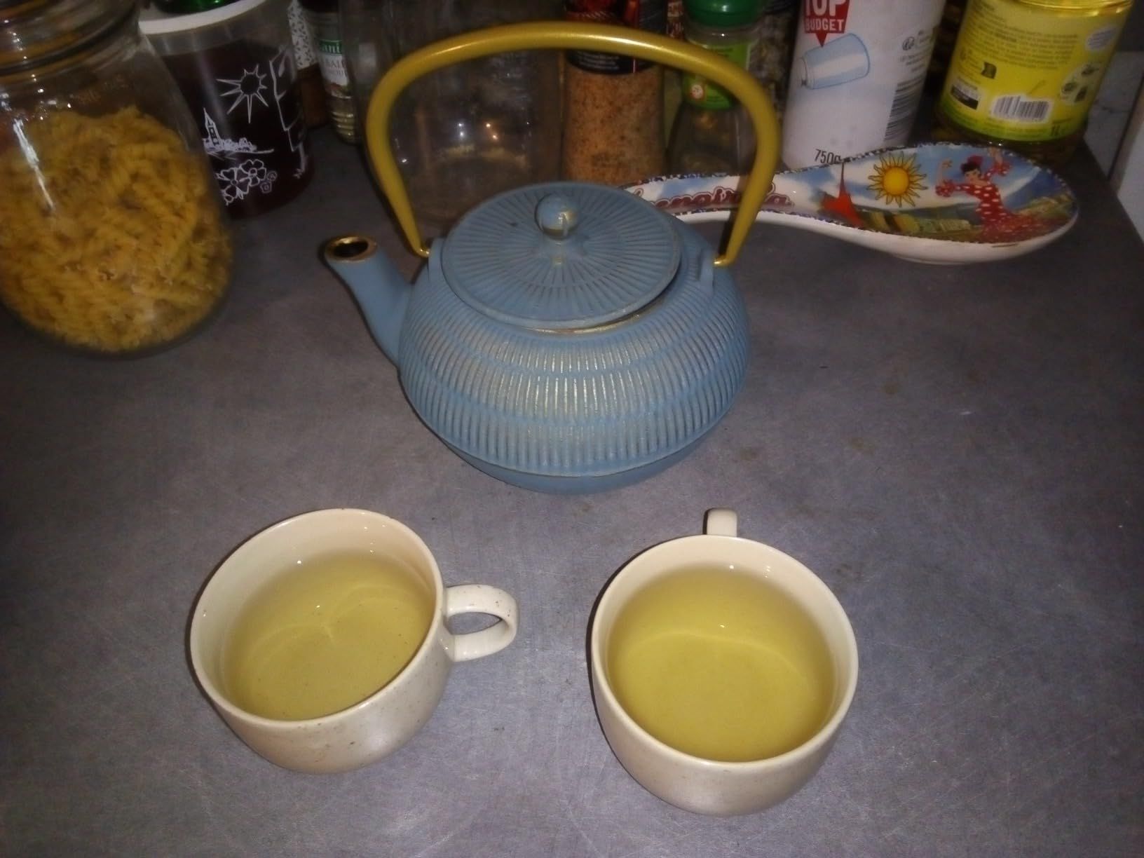 Beka Yuan théière en fonte japonaise 0,9 L - Théière avec infuseur en inox, anse rabattable et bec veseur anti-goutte - Bouilloire compatible avec tous feux - Théière orientale bleue