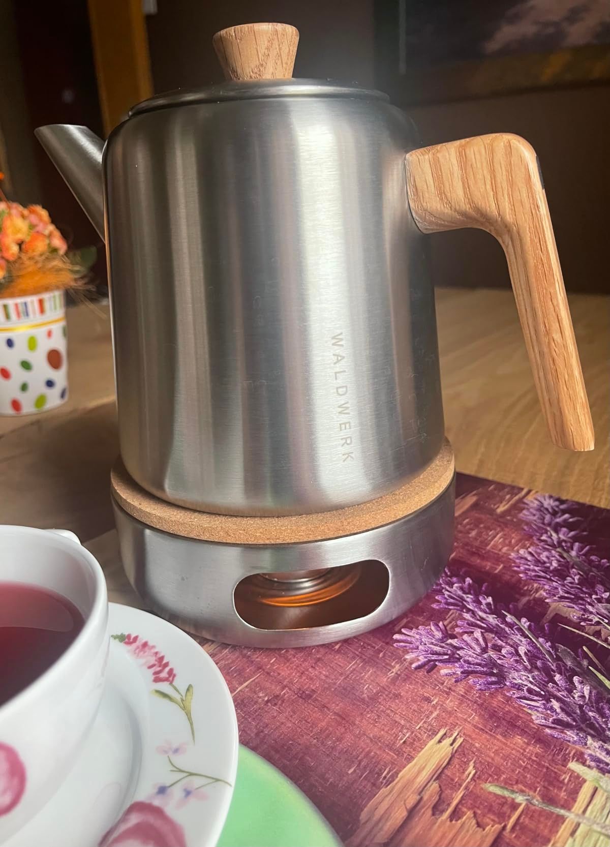 WALDWERK Théière avec Infuseur (1,1L) en Acier Inoxydable 304 - Poignées en Bois de Chêne, Sans Goutte, Filtre Amovible et Réchaud