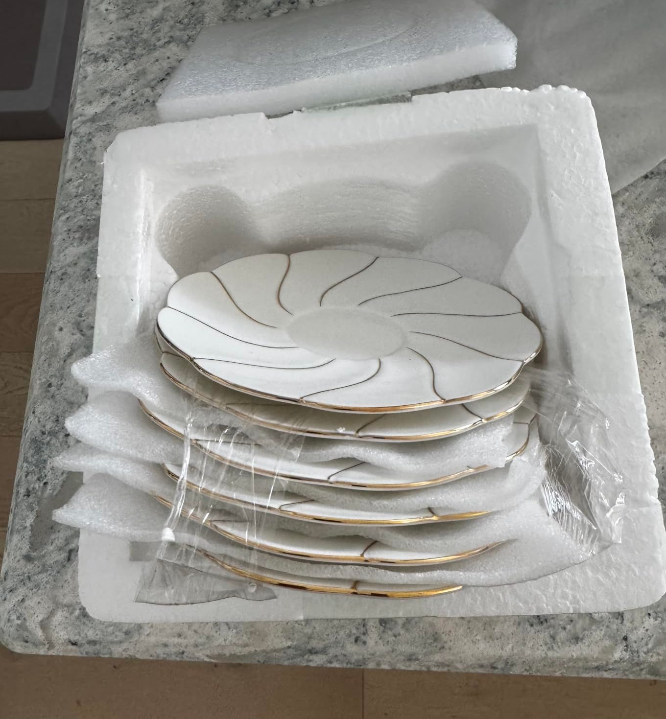 DUJUST Ensemble de Thé 14 Pièces de 6, avec Plateau à Thé et Cuillères, Ensemble de Tasses à Thé/Café de Style Britannique de Luxe avec Garniture Dorée