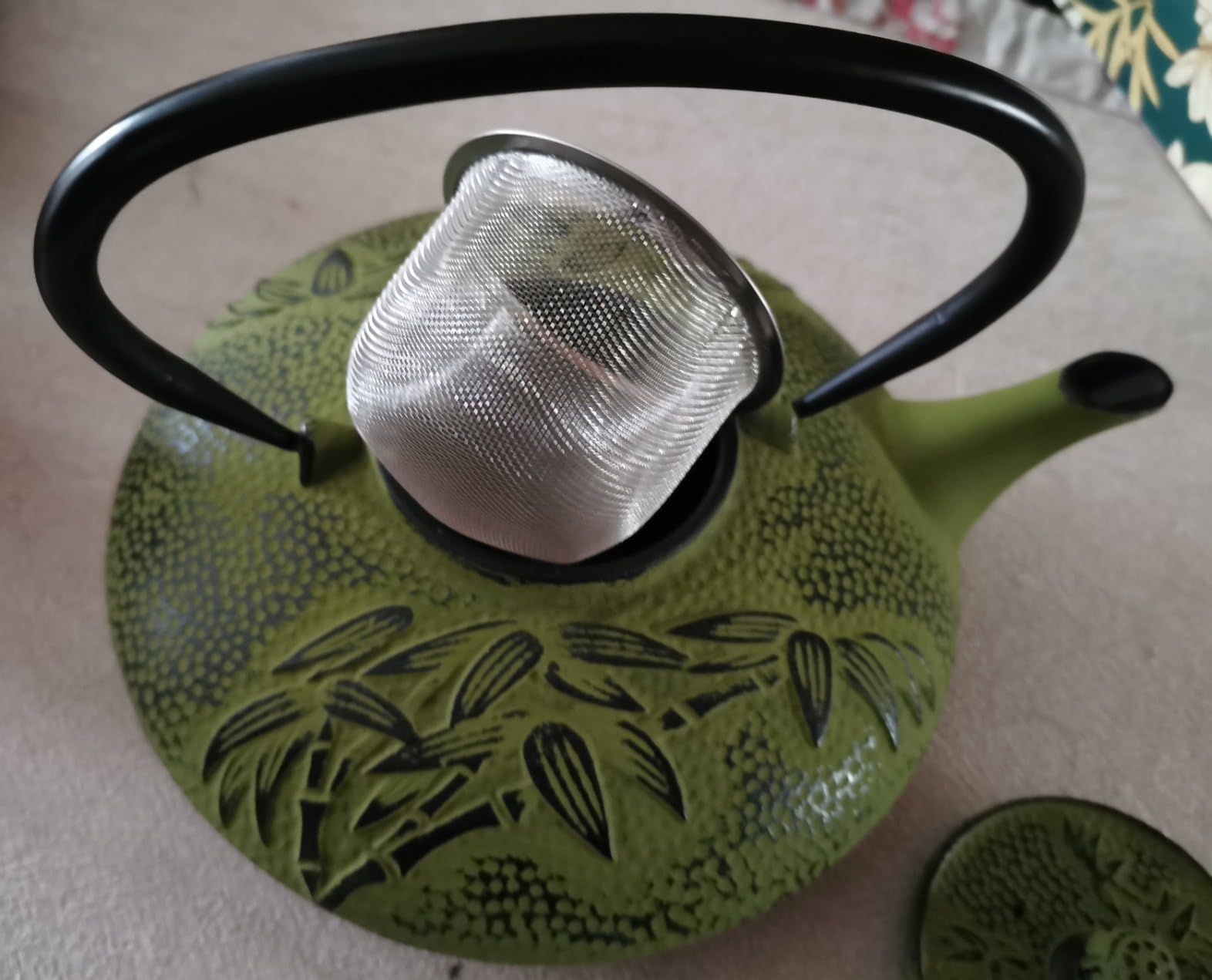 lachineuse - Théière Japonaise en Fonte - Carpes Koï - Avec Filtre Infuseur - Capacité 0,8L - Décoration Japonaise Asiatique - Théière Traditionnelle Nipponne - Service du Thé - Coloris Gris & Rouge