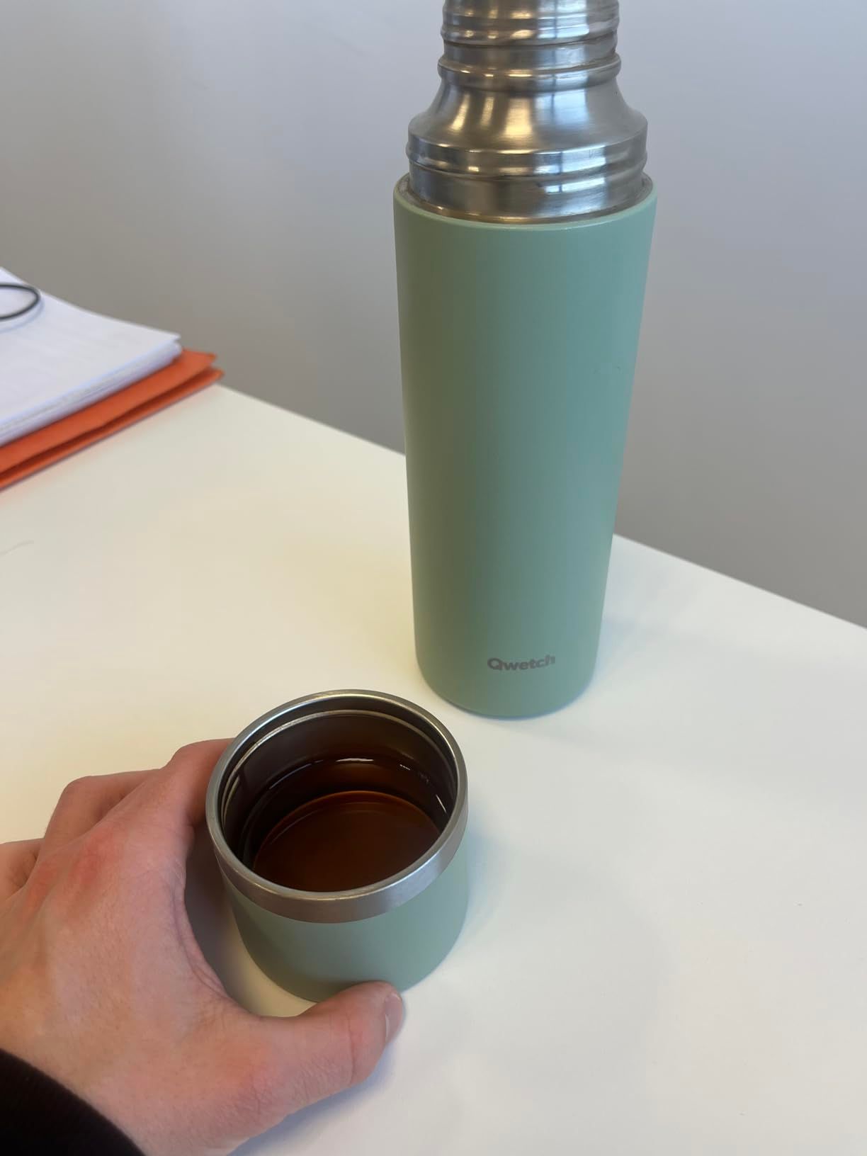 Qwetch - Thermo Isotherme Anémones Terracotta 750ml - Thermo avec Gobelet Inox Recyclé - 24h Froid et 12h Chaud - Etanche & Idéale pour Café et Thé