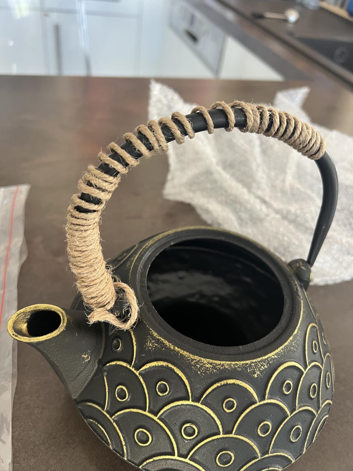 HwaGui Théière en Fonte emaillee Japonaise et Filtre en Acier Inoxydable, écailles de Poisson Classiques 800 ML / 25 oz