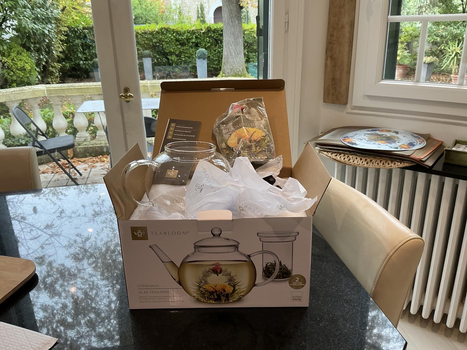 Teabloom Théière en Verre, Résistante à la Cuisson et aux Micro-ondes, avec Infuseur Amovible pour Thé en Vrac – 2 Thés Fleuris Inclus – Bouilloire et Machine à Thé 1.2 L