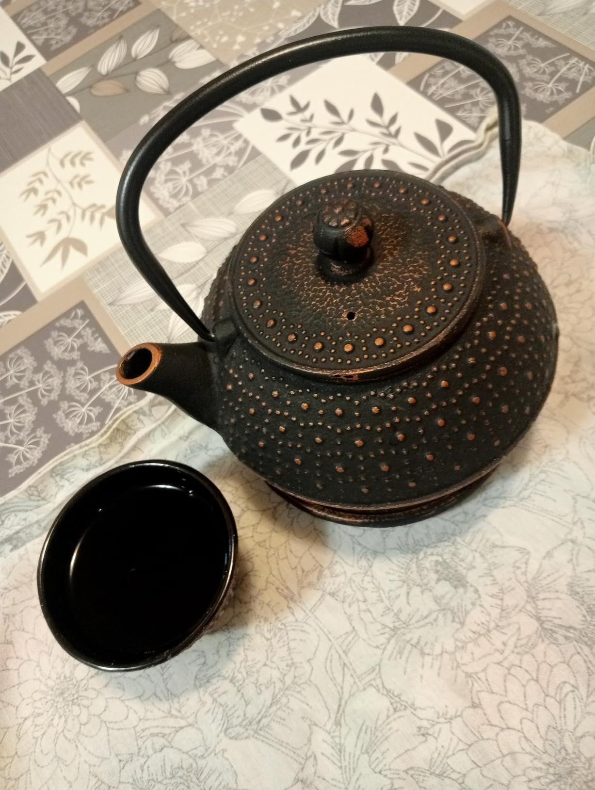 KADAX Théière Japonaise en Fonte de 850ml avec Intérieur Émaillé, Quatre Tasses et Infuseur pour Thé en Vrac, Service à Thé Traditionnel (Noir)