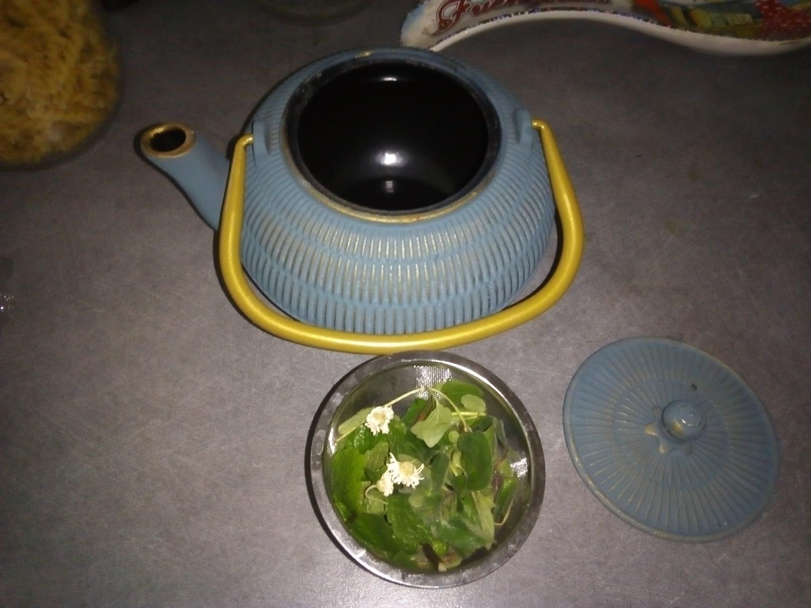 Beka Yuan théière en fonte japonaise 0,9 L - Théière avec infuseur en inox, anse rabattable et bec veseur anti-goutte - Bouilloire compatible avec tous feux - Théière orientale bleue