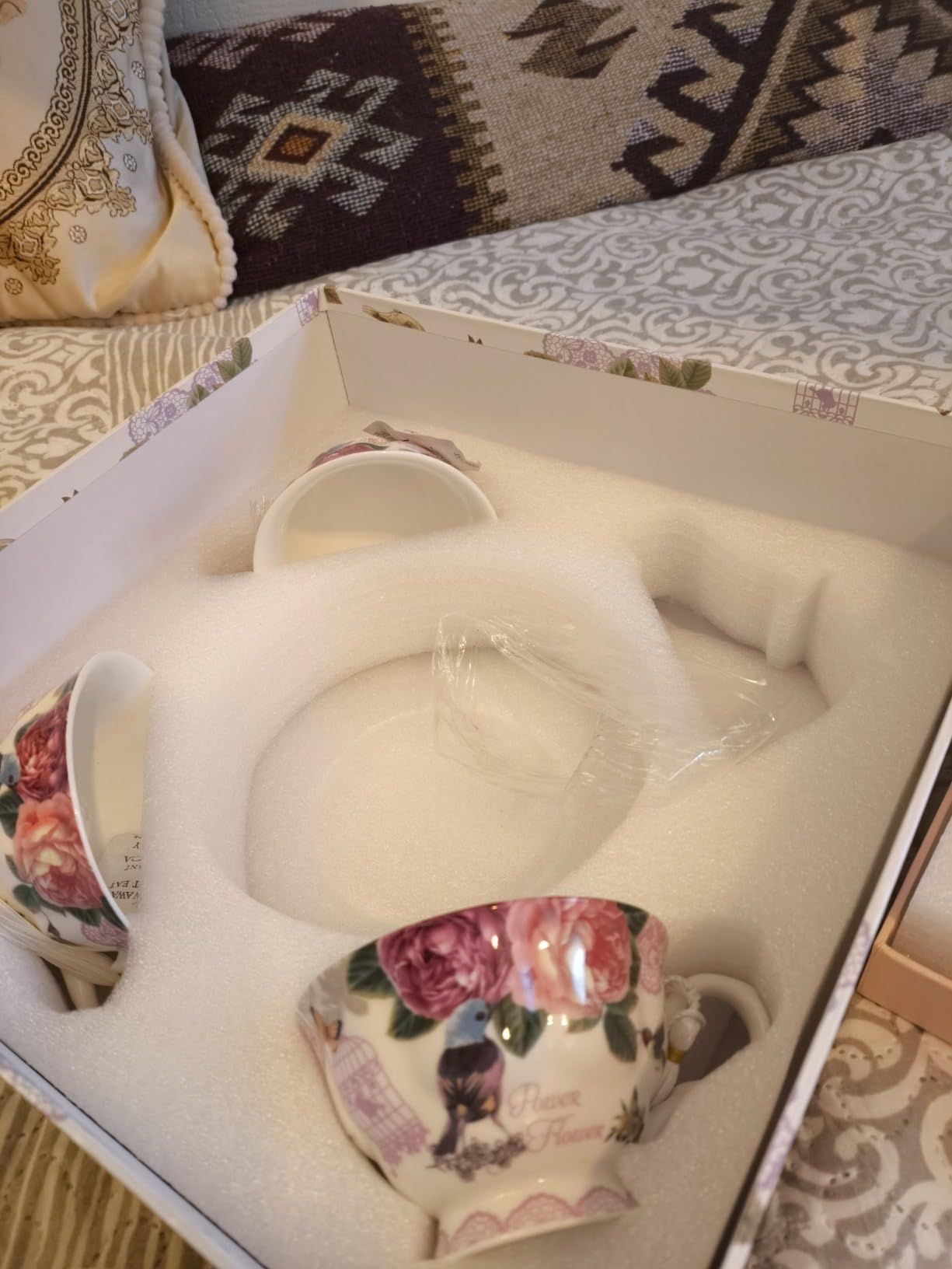 London Boutique Lot de 4 Tasses à thé et soucoupes en Porcelaine Vintage Motif Oiseaux et Papillons Bleu Rose