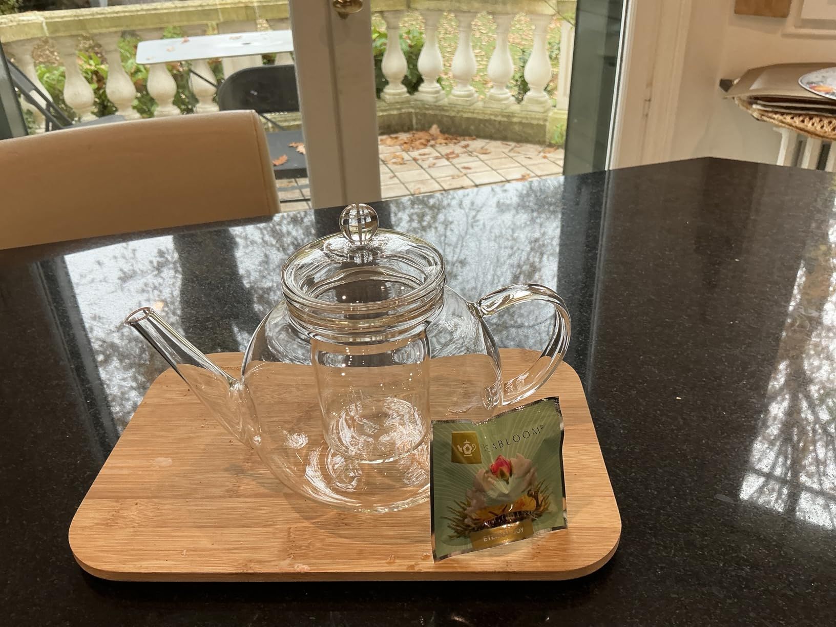 Teabloom Théière en Verre, Résistante à la Cuisson et aux Micro-ondes, avec Infuseur Amovible pour Thé en Vrac – 2 Thés Fleuris Inclus – Bouilloire et Machine à Thé 1.2 L