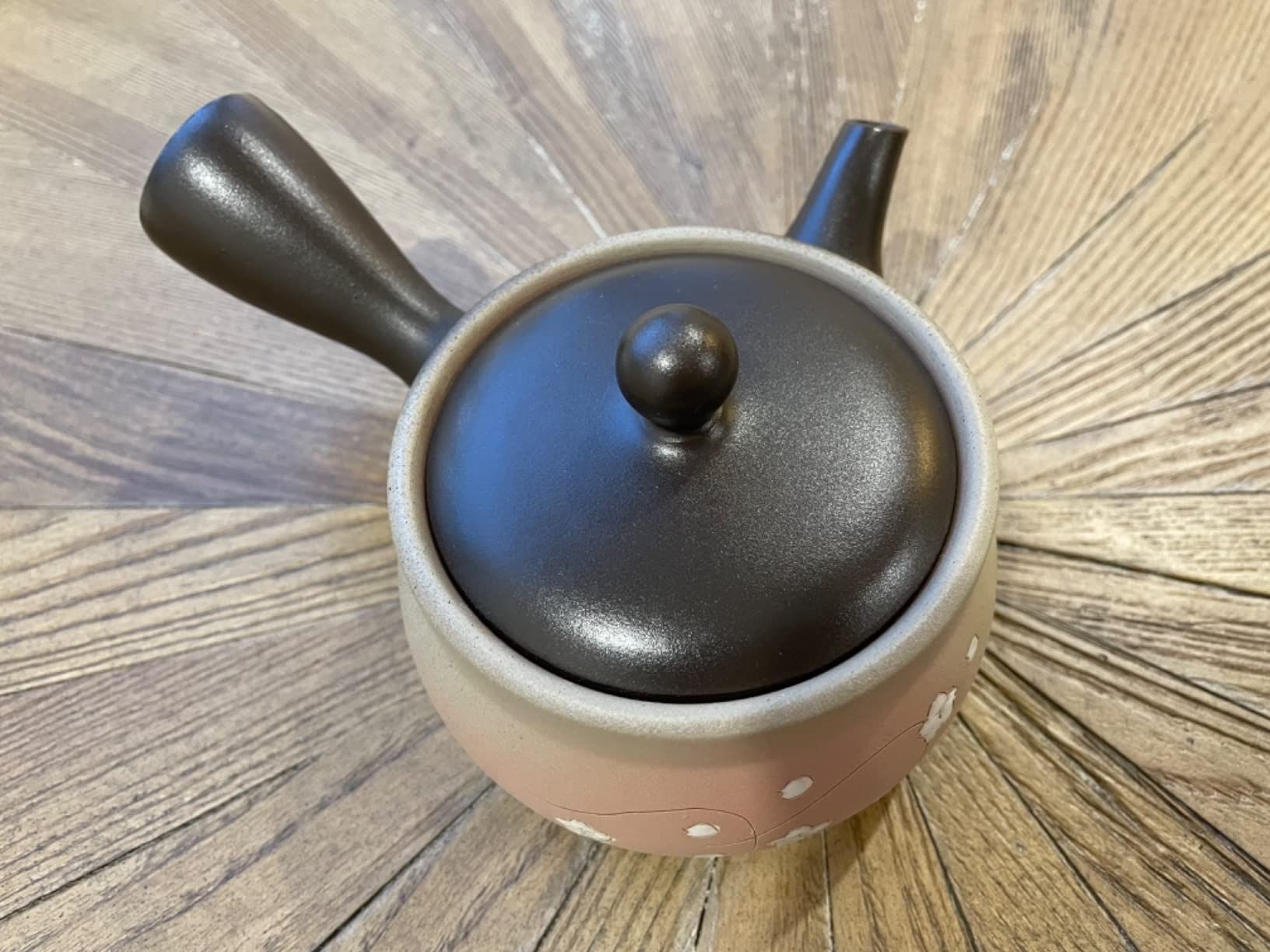 Japanese Green Tea Co. Théière japonaise en argile rouge pour thé vert (255 g) – Théière traditionnelle en argile fabriquée en Tokoname avec motif floral – Système de maille fine pour thé Fukamushi à