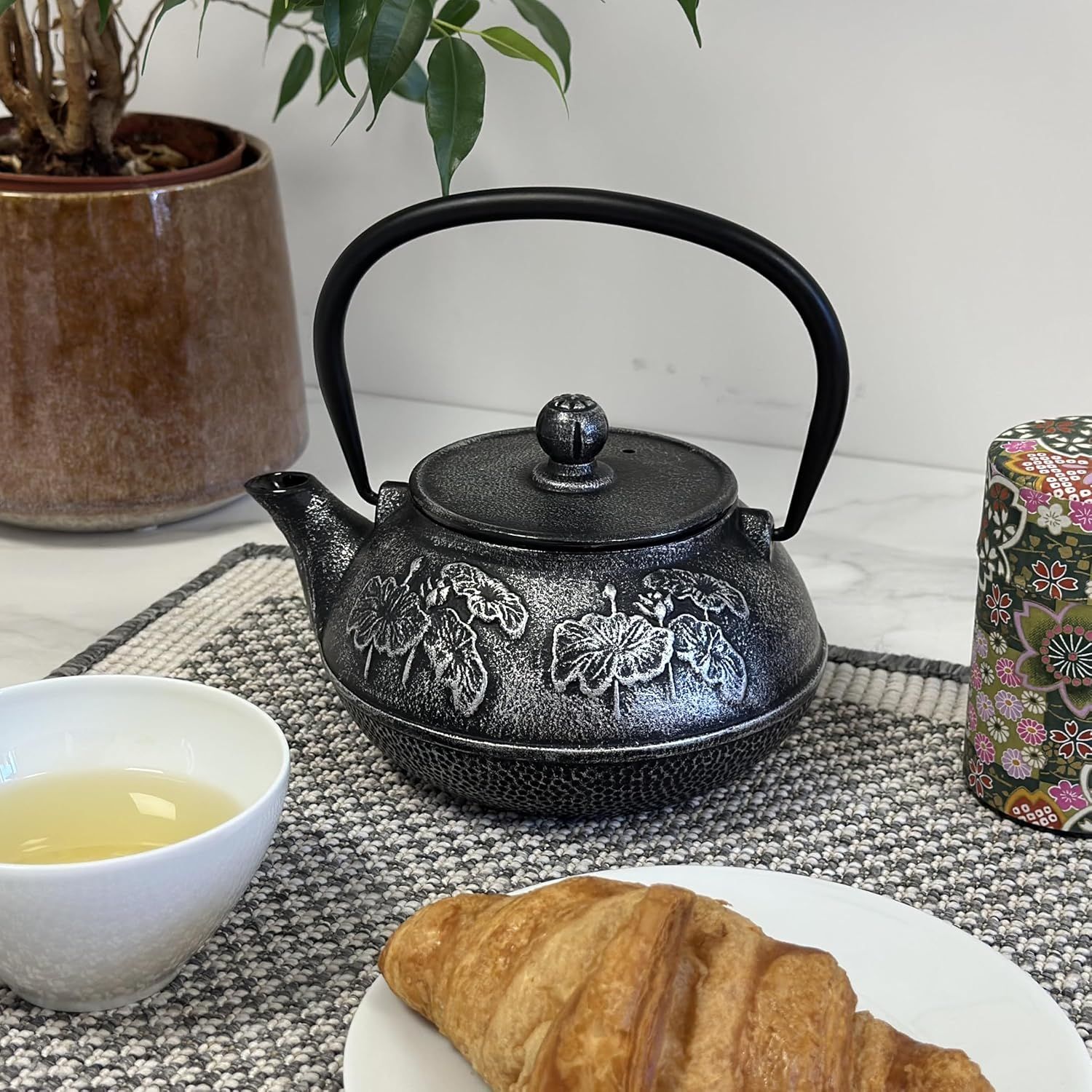 SO SKIN IDASY – Théière japonaise en fonte 900 ml, filtre en acier inoxydable alimentaire, intérieur émaillé, fabrication artisanale, finition bicolore noir et argent