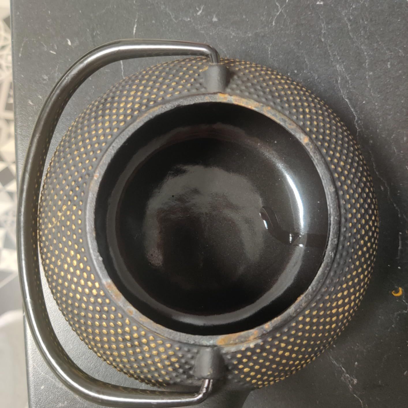 Arare THEIERE en Fonte 1,1 Litre | Théière en Fonte avec Infuseur | Entièrement émaillée de l'intérieur | Prépare Une Tasse de Thé Parfaite | Design Authentique Japonais à Picots | Arare Bleu