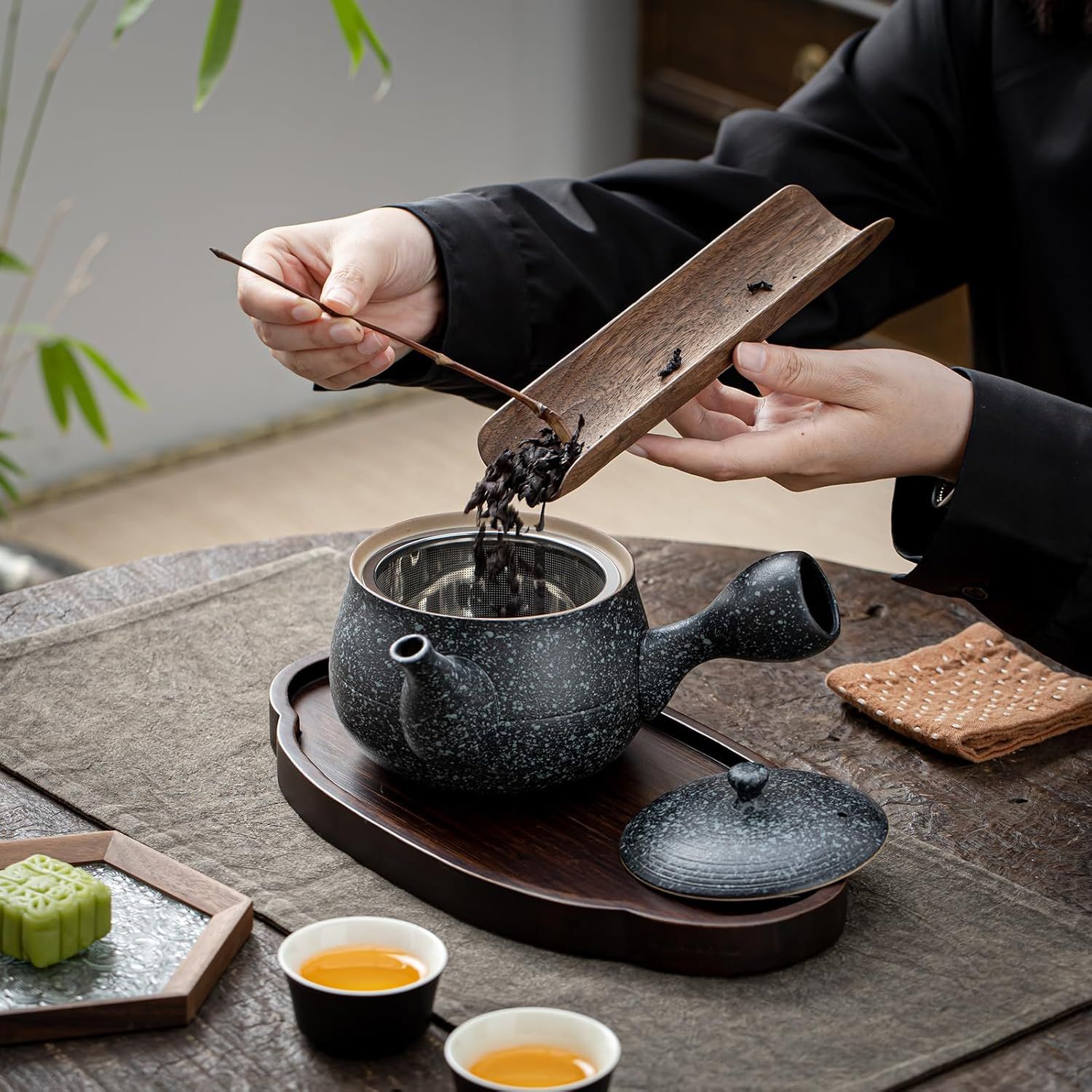 Théière en céramique TEANAGOO avec infuseurs pour thé en vrac | Grandes théières à poignée latérale/Kyusu japonais (21 oz) infuseur | Théières chinoises Ensemble porcelaine VP2,Rock Black