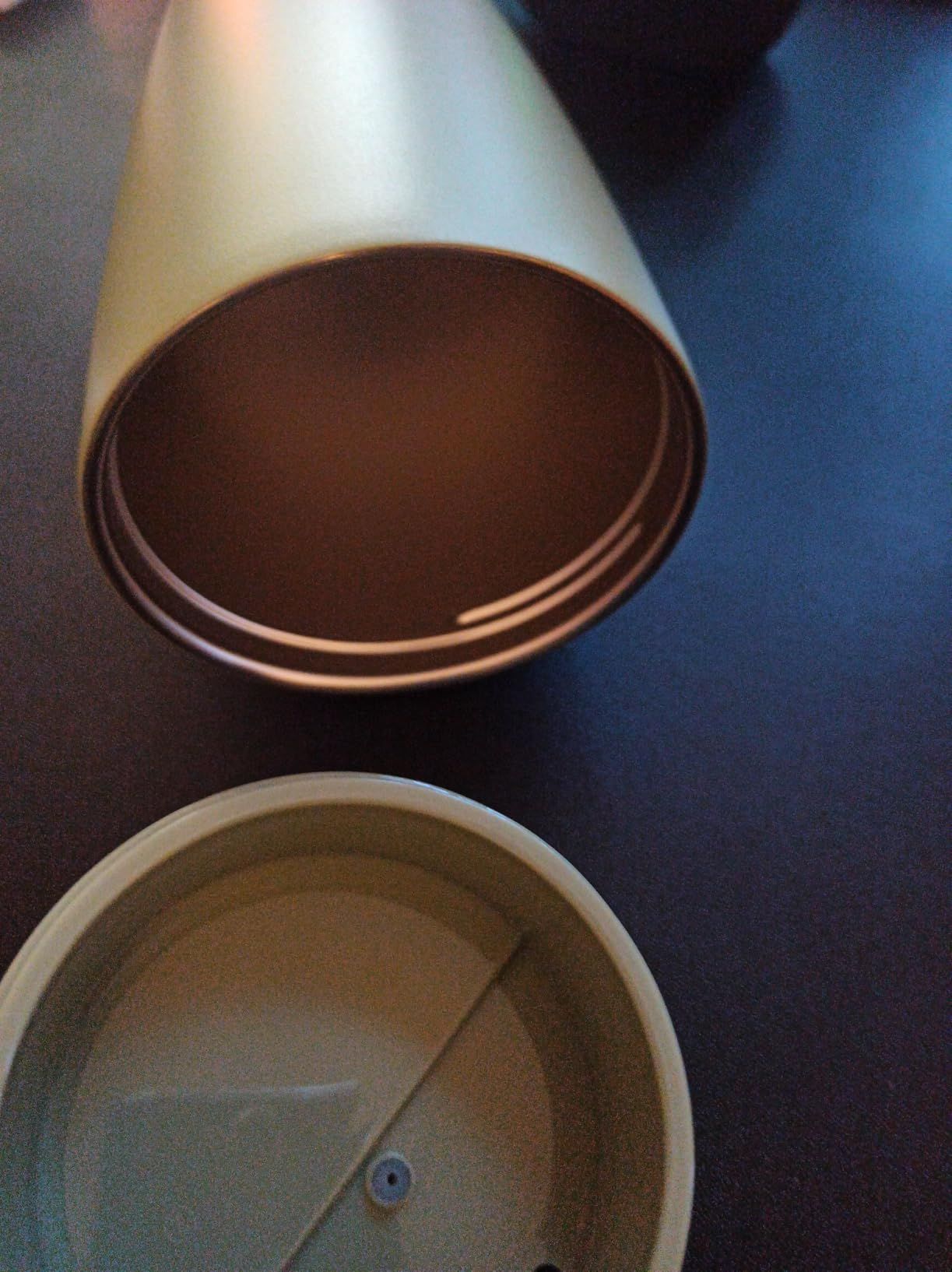 LARS NYSØM Mug Isotherme Cafe to-go avec sangle et couvercle en tritan 500ml | Tasse de voyage 0.5 L avec isolation | Tasse thermique avec design à motif en acier inoxydable (Beige/Leopard/Black)