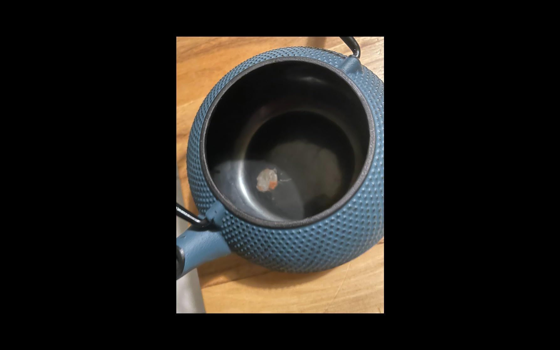 Arare THEIERE en Fonte 1,1 Litre | Théière en Fonte avec Infuseur | Entièrement émaillée de l'intérieur | Prépare Une Tasse de Thé Parfaite | Design Authentique Japonais à Picots | Arare Bleu