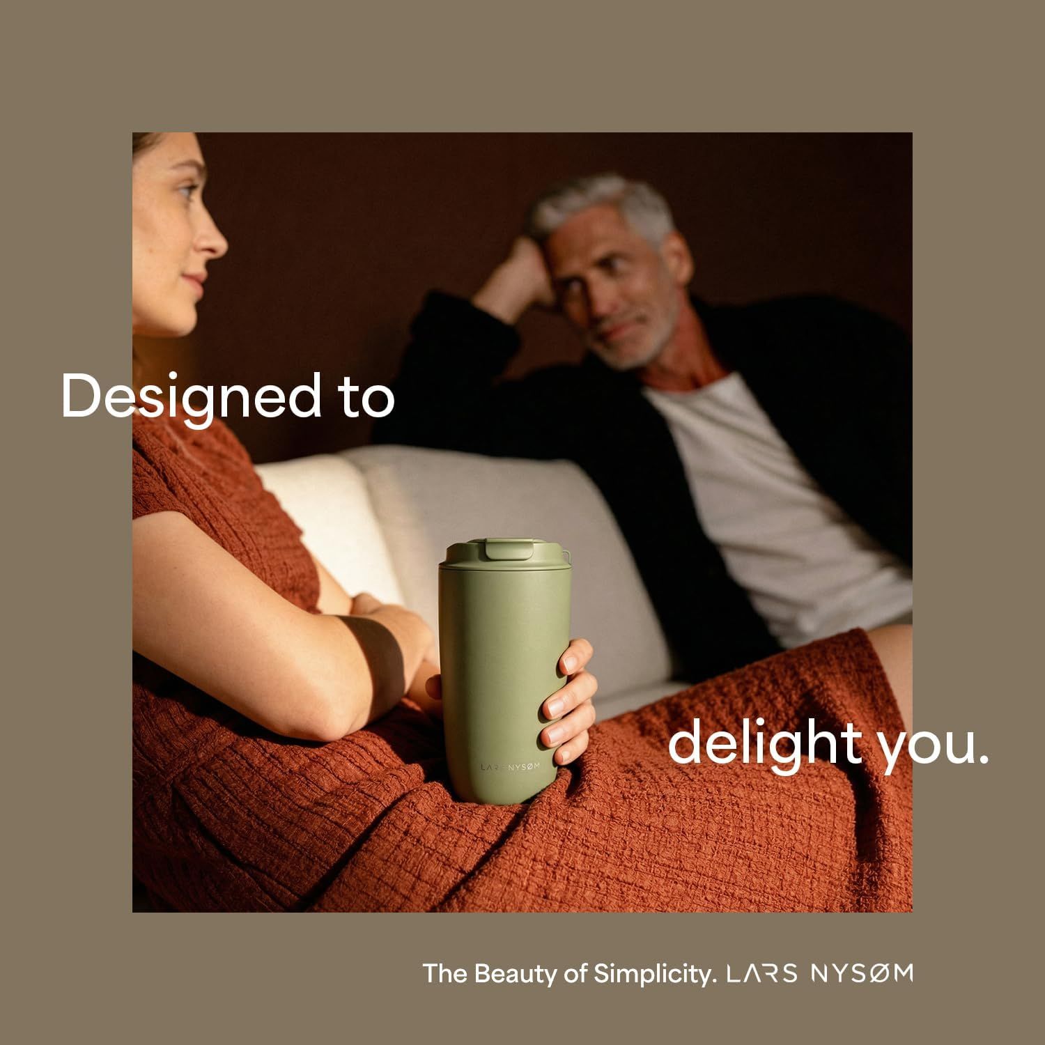 LARS NYSØM Mug Isotherme Cafe to-go avec sangle et couvercle en tritan 500ml | Tasse de voyage 0.5 L avec isolation | Tasse thermique avec design à motif en acier inoxydable (Beige/Leopard/Black)