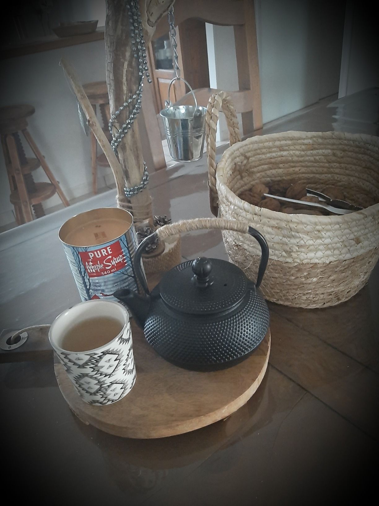 Théière en Fonte avec Infuser, 600ml Théière Induction pour Thé Noir, Bouilloire à Thé pour Les Amateurs de Thé, Noir