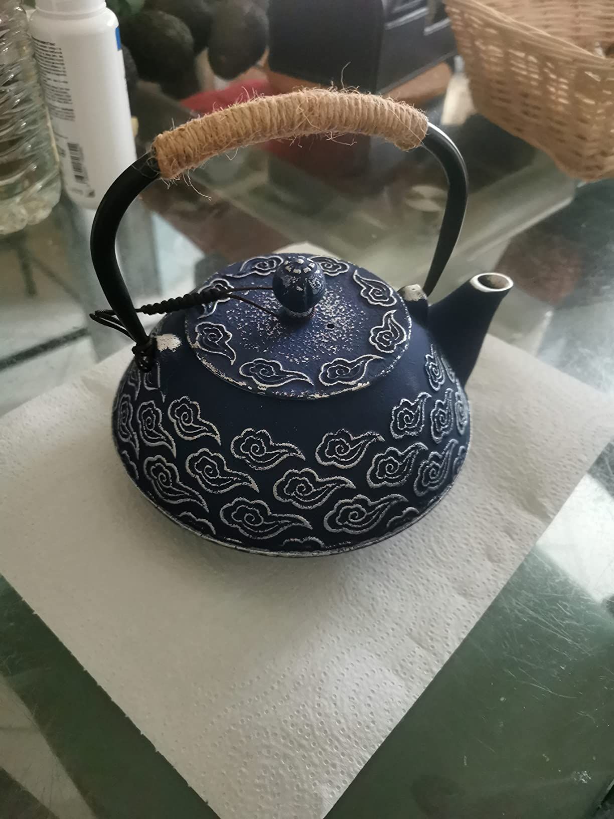 Théière en fonte japonaise à motif de sakura en émail, 950 ml, avec infuseur pour thé en feuille et café, poignée en silicone, sûre pour la cuisinière, 32 oz bleu