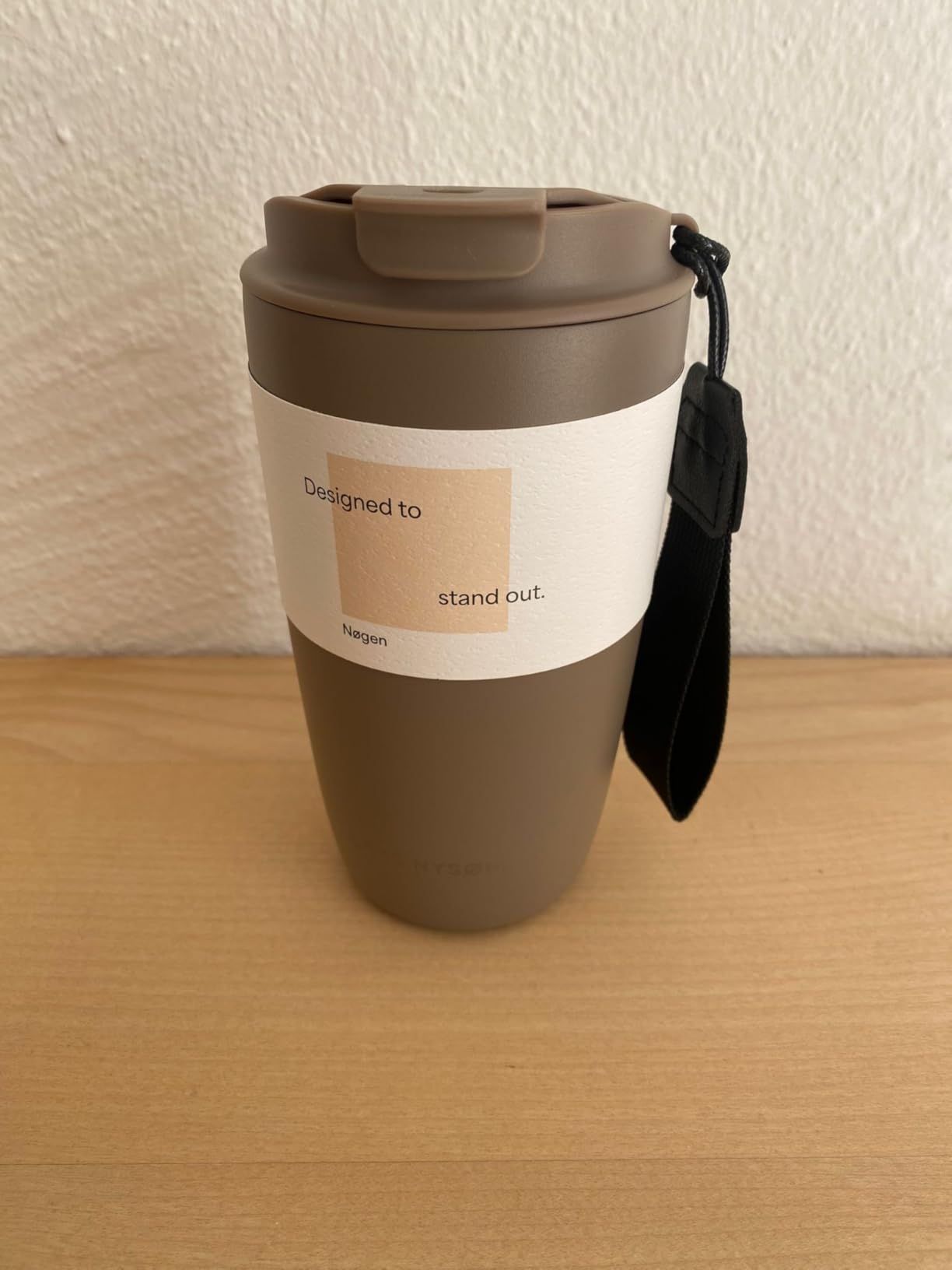 LARS NYSØM Mug Isotherme Cafe to-go avec sangle et couvercle en tritan 500ml | Tasse de voyage 0.5 L avec isolation | Tasse thermique avec design à motif en acier inoxydable (Beige/Leopard/Black)