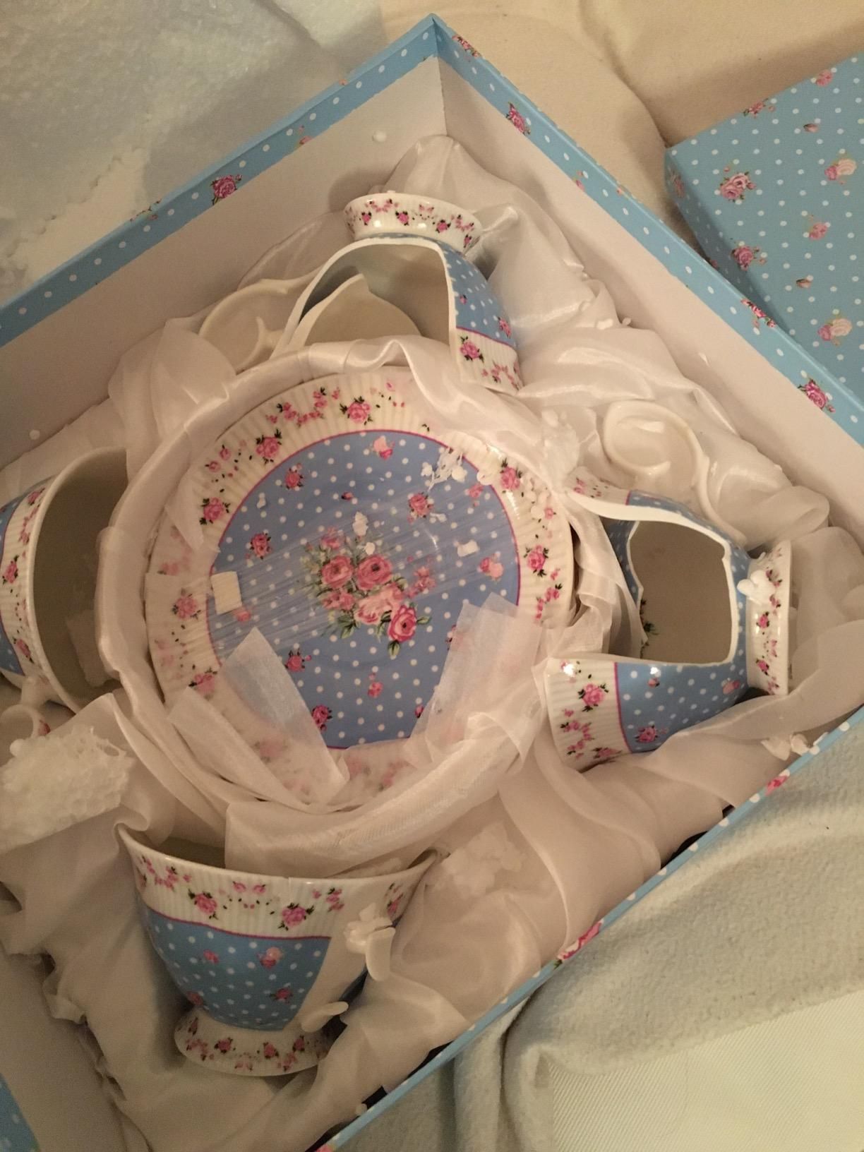 London Boutique Lot de 4 Tasses à thé et soucoupes en Porcelaine Vintage Motif Oiseaux et Papillons Bleu Rose