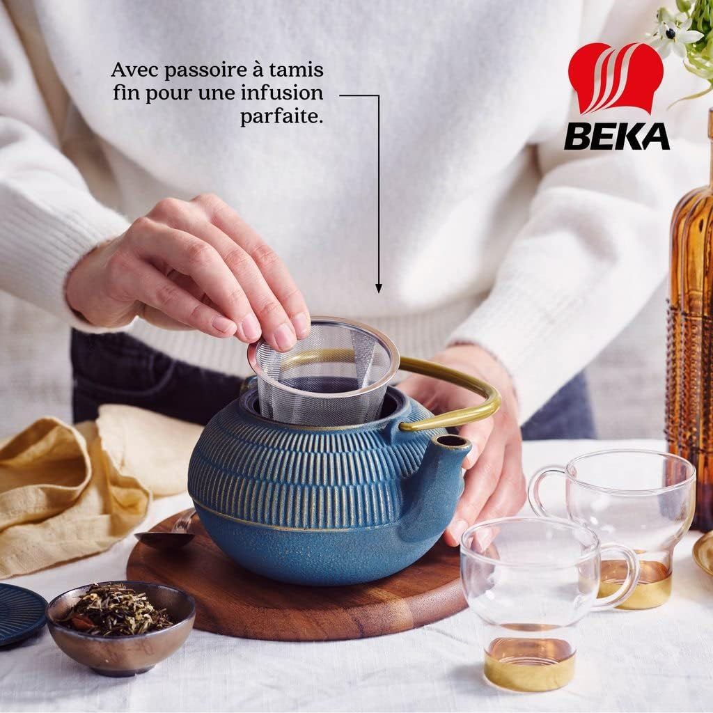 Beka Yuan théière en fonte japonaise 0,9 L - Théière avec infuseur en inox, anse rabattable et bec veseur anti-goutte - Bouilloire compatible avec tous feux - Théière orientale bleue