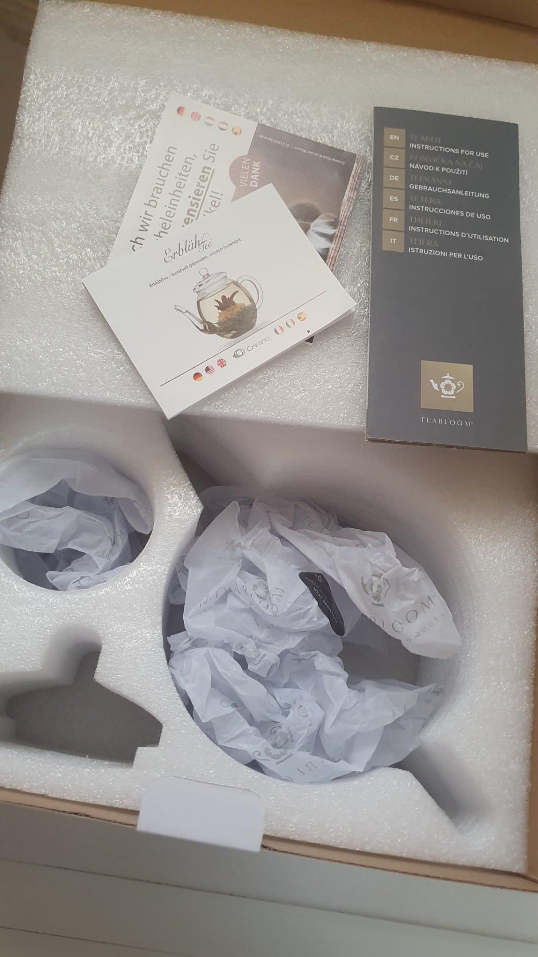 Teabloom Théière en Verre, Résistante à la Cuisson et aux Micro-ondes, avec Infuseur Amovible pour Thé en Vrac – 2 Thés Fleuris Inclus – Bouilloire et Machine à Thé 1.2 L