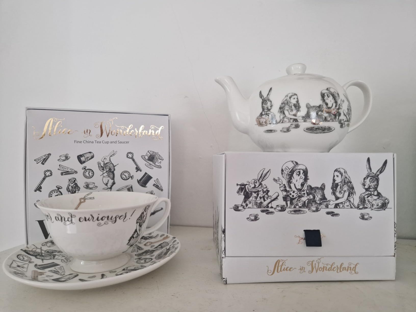 V&A Alice In Wonderland Mini Théière Dans Boîte Cadeau, 450Ml, Blanc