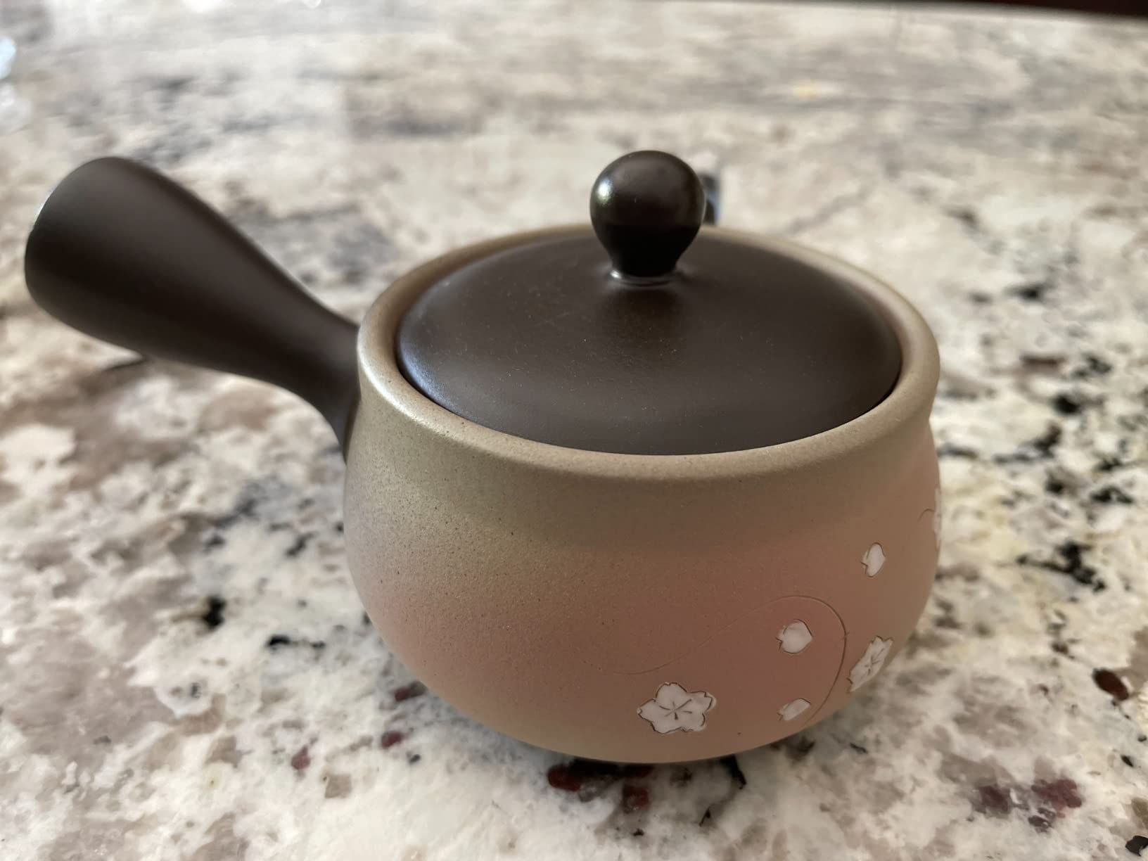 Japanese Green Tea Co. Théière japonaise en argile rouge pour thé vert (255 g) – Théière traditionnelle en argile fabriquée en Tokoname avec motif floral – Système de maille fine pour thé Fukamushi à