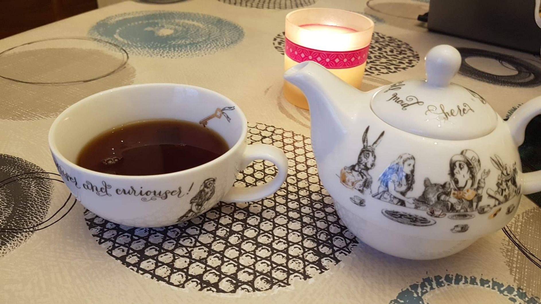 V&A Alice Au Pays Des Merveilles Théière Et Tasse Pour 1 Dans Un Coffret Cadeau, Service À Thé En Porcelaine Fine, Blanc, 250 Ml